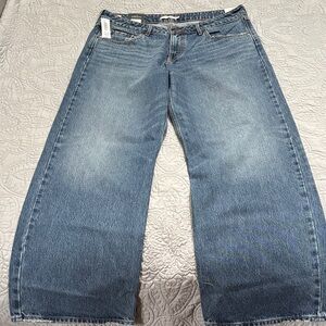 Levi's Wide Leg Jeans in Medium Blue - NWT